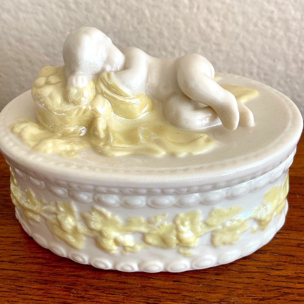 Vintage BELLEEK Porcelain TRINKET BOX MADE IN IRELAND